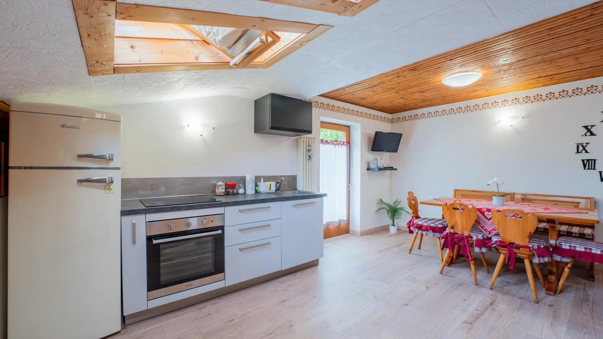 Asiago Centro Mansarda Con Balcone E Giardino 0*,